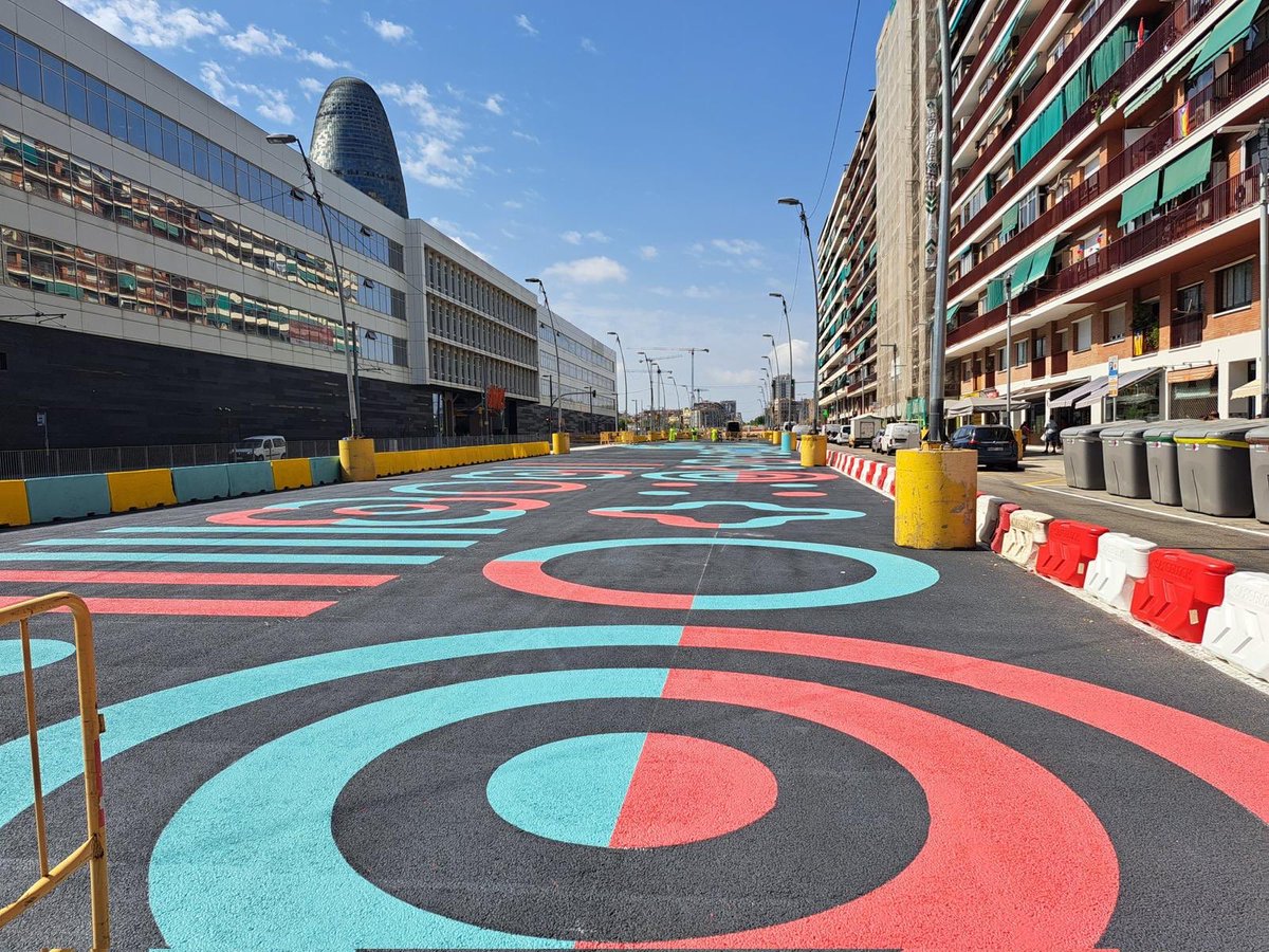 No tinc paraules… Què és això <a href="/AdaColau/">Ada Colau 💜🌈🔻</a>?