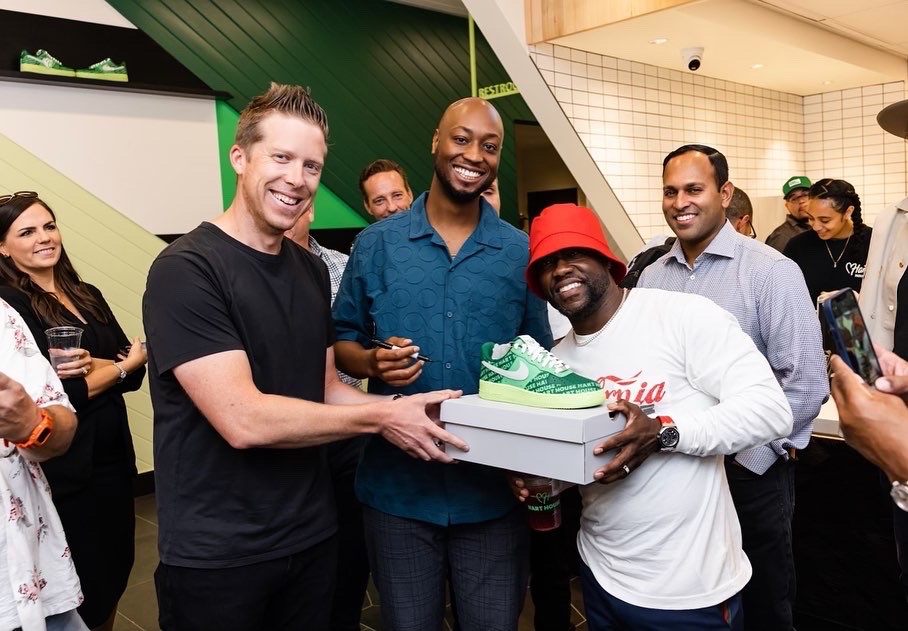prsjrdn's tweet photo. Still in a daze from the weekend 😵‍💫😵‍💫 

Got the opportunity to create a shoe for @KevinHart4real First Vegan Restaurant, Hart House, in LA and you can catch the “Hart House 1s” on display in store rn ! 

Thank you @myharthouse , Donovan , Marcus , and the whole team ⛓ https://t.co/FZ5zJ4avF4