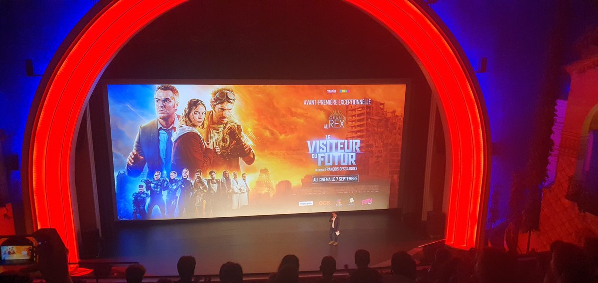 Ça commence 😍
4 ans après avoir lu l'annonce du film il est enfin la et on va enfin pouvoir le voir 🤩

 #levisiteurdufuturaugrandrex
@levisiteurdufutur