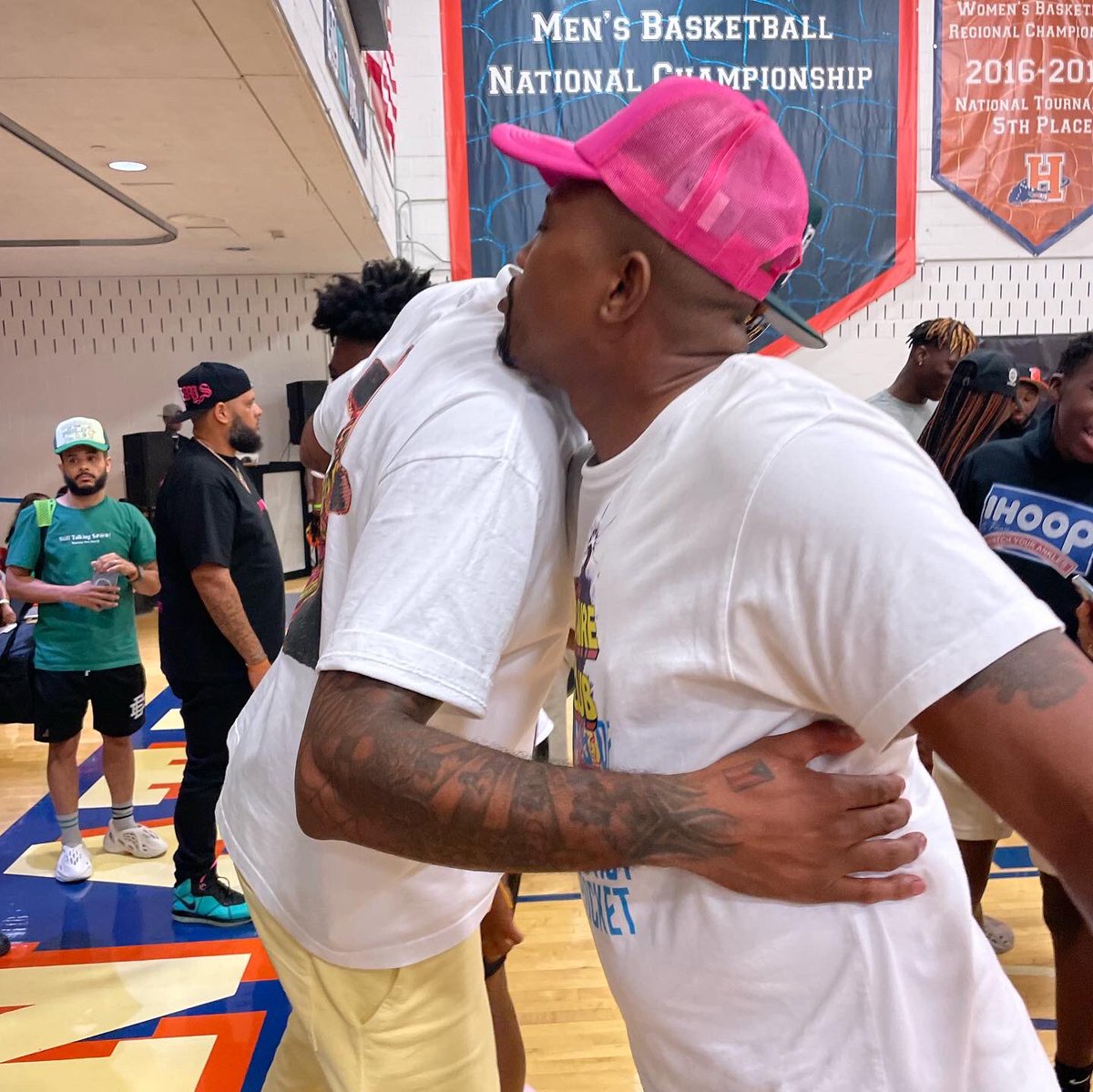 ButtaButtaWorld's tweet photo. My Biggest Flex Is I Am Who They Say I Am And The Real Ones Gone Embrace & Show That Love Every Time They See Me! Love 4 Life @carmeloanthony 🗽🏀💪🏾🙌🏾🤝💯🔝🏁 #BasketballIsLife #StreetsFirst #KnowYourHistory #NYCFinest #Legendary #Basketball #Streetball #NBA #ButtaNeverForgets https://t.co/SFVrtzCNGo