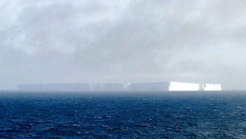 Off_Valpo's tweet photo. [NUEVO] radio aviso náutico N°301 https://t.co/MTG2VyKYIF… teledetección de #hielos a la deriva en las islas #Shetland_del_Sur (XII Región de @Magallanes y la @AntarcticaCL) témpanos tabulares gigantes #A76a 73x14 Mn (135x26 km) y #A69b 4x5 Mn (7x9 km) https://t.co/LfXxjMtM3J… https://t.co/JgZKyU8uSI