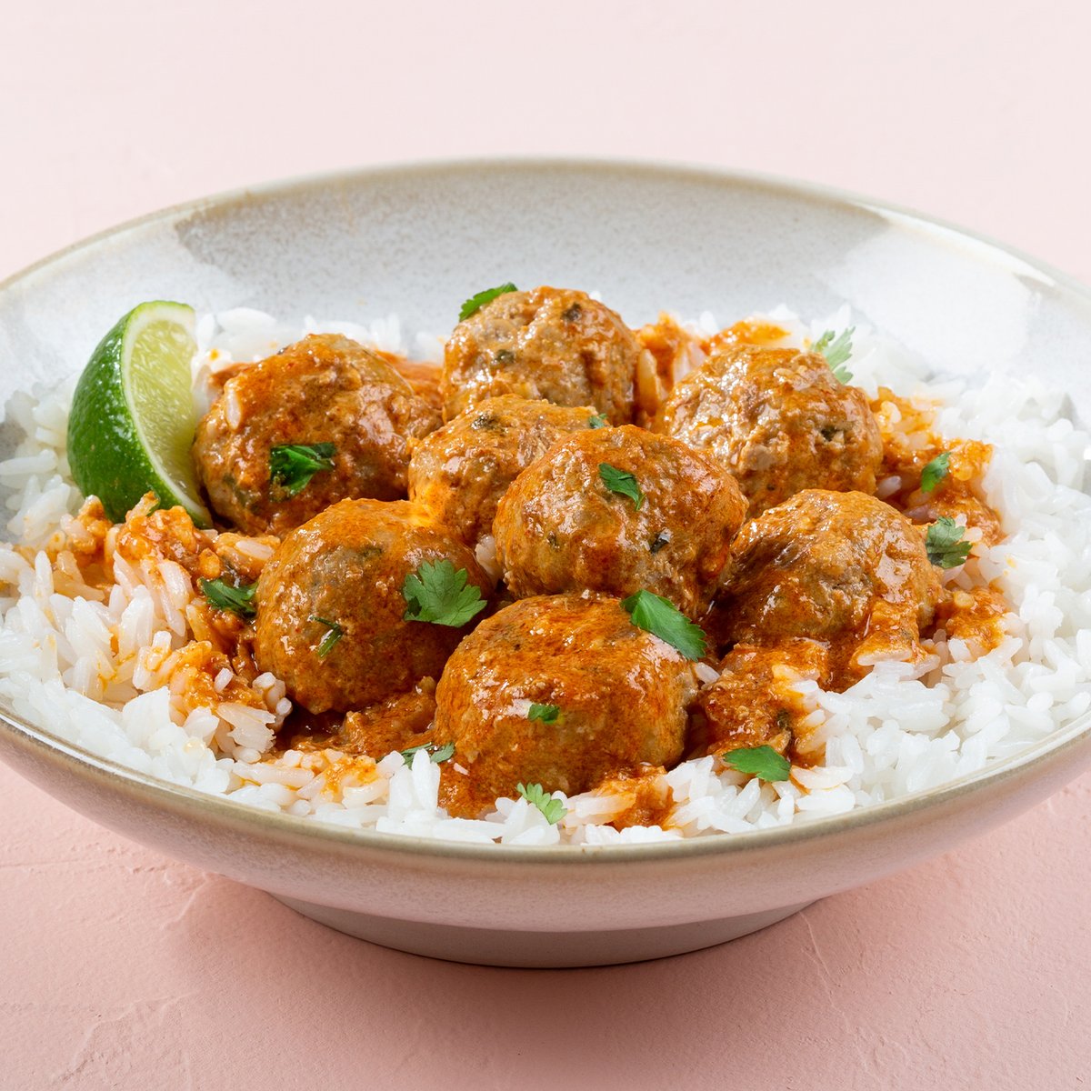 Want a new dish that’ll curry favor with the fam? 👀 Try these Coconut Curry Turkey Meatballs. bit.ly/2R0Oh4H