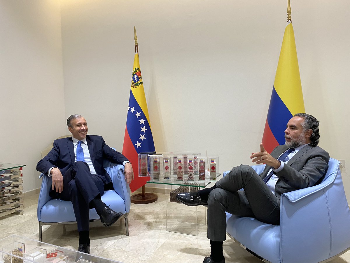 Hemos compartido un intercambio de proyecciones sobre lo que queremos para nuestros países de cara al restablecimiento de las relaciones bilaterales entre Colombia y Venezuela, con el Ministro del Poder Popular de Petróleo, Tareck El Aissami <a href="/TareckPSUV/">Tareck El Aissami</a>.