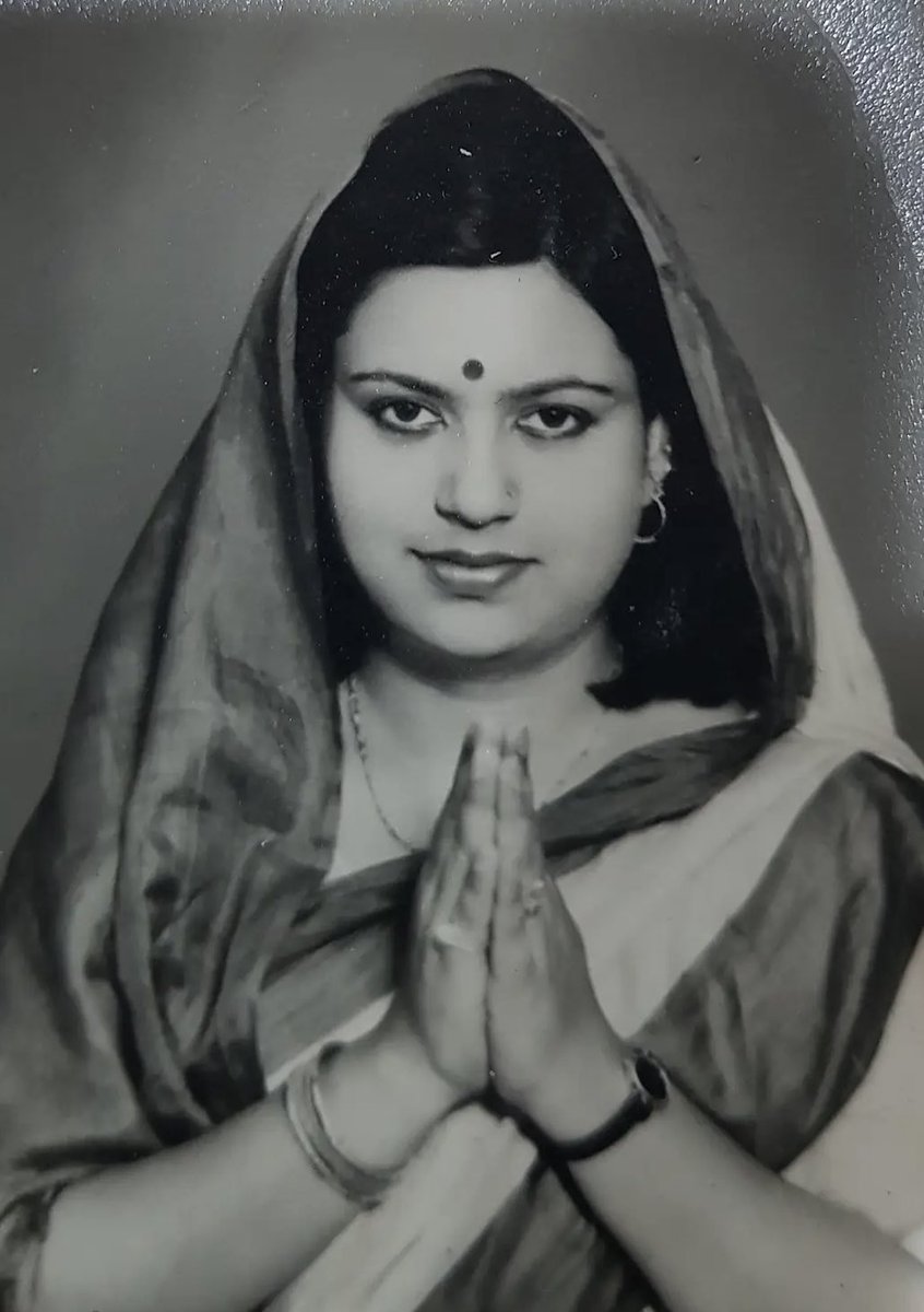 thealokputul's tweet photo. फ़िल्मों में छोटे-मोटे रोल करके 1991 में जब सीमा पात्रा ऊर्फ पिंकी पात्रा पलामू लोकसभा से चुनाव लड़ने पहुँची तो चुनाव कवर कर रहे हम जैसे पत्रकार चकित थे कि चुनाव में कोई इतने पैसे कैसे खर्च कर सकता है!

हालाँकि उनकी ज़मानत जप्त हो गई थी.

अब सीमा पात्रा का नया अवतार सामने आया है. https://t.co/Qz5iBb7Abf