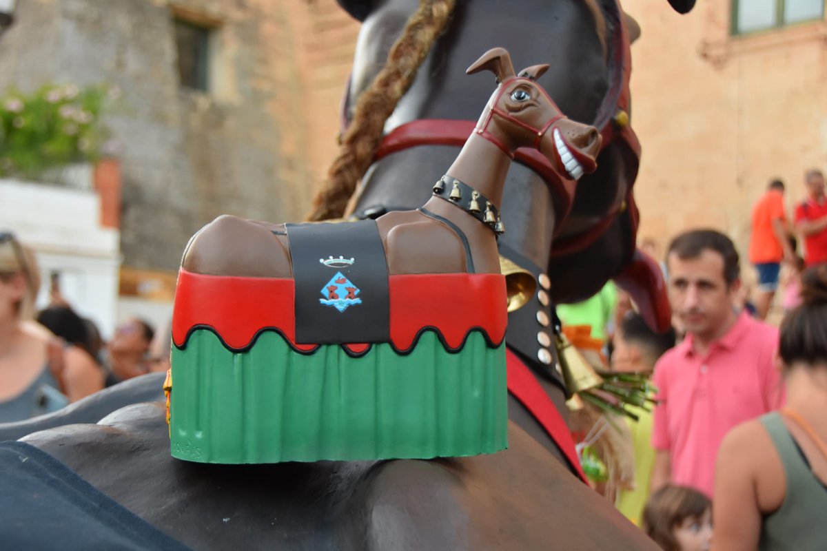 AjTorredembarra's tweet photo. 🎉 El Seguici de #Torredembarra ja té la primera figura de goma ➡ La Mulassa.

👉🏽 S'ha presentat aquesta tarda, a la pl. del Castell. Té un preu de 35 € i es vendrà tot l'any a la Cotilleria Ciuró i a ca l'Aurèlia, i demà al matí a la botiga de la Festa Major #FMTdb

📷 Anna F. https://t.co/wxhSmQkOVN