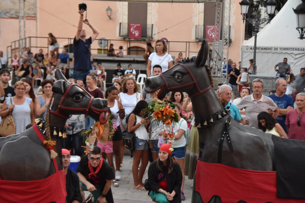 AjTorredembarra's tweet photo. 🎉 El Seguici de #Torredembarra ja té la primera figura de goma ➡ La Mulassa.

👉🏽 S'ha presentat aquesta tarda, a la pl. del Castell. Té un preu de 35 € i es vendrà tot l'any a la Cotilleria Ciuró i a ca l'Aurèlia, i demà al matí a la botiga de la Festa Major #FMTdb

📷 Anna F. https://t.co/wxhSmQkOVN