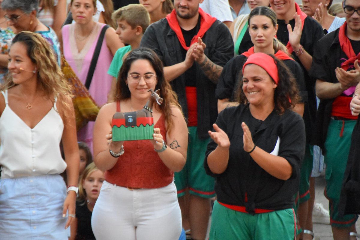AjTorredembarra's tweet photo. 🎉 El Seguici de #Torredembarra ja té la primera figura de goma ➡ La Mulassa.

👉🏽 S'ha presentat aquesta tarda, a la pl. del Castell. Té un preu de 35 € i es vendrà tot l'any a la Cotilleria Ciuró i a ca l'Aurèlia, i demà al matí a la botiga de la Festa Major #FMTdb

📷 Anna F. https://t.co/wxhSmQkOVN
