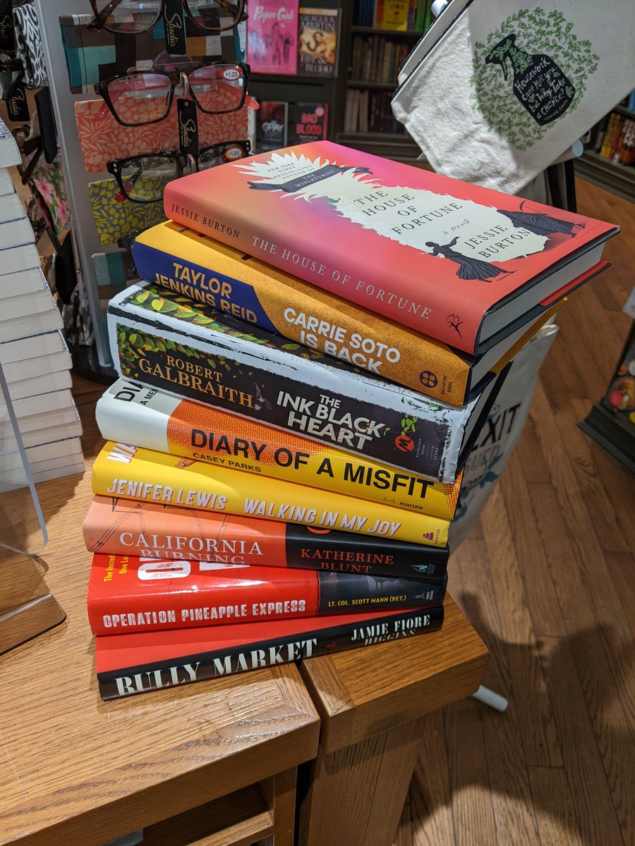 ShakeandCoUWS's tweet photo. Lots of good choices in this week's #NewReleases
#DavidBaldacci
#JenniferLewis
#MaryRoach
#taylorjenkinsreid
#JessieBurton
#LCixin
#nicoleeustace
#ChristyLefteri https://t.co/8eoXsuBUwS