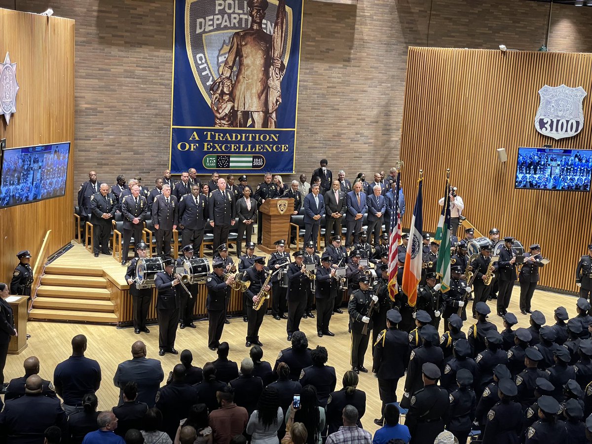 NYPDSchools's tweet photo. Congratulations to the 193 School Safety Agents that graduated today and will be protecting @NYCSchools students this upcoming school year.🎉👏👏 https://t.co/2u4jT9cgDs