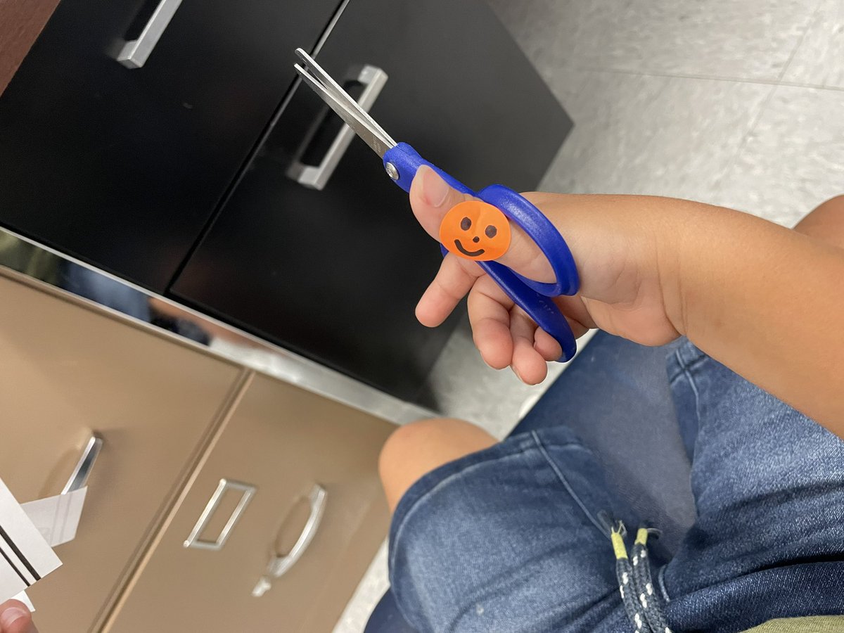 Queenpce's tweet photo. Letting the happy face watch you cut. He watches you cut. @plumcreekelem  #unlockingpotential #pcefiesta #theoooohiseenowmoment https://t.co/fS1APnAZ42
