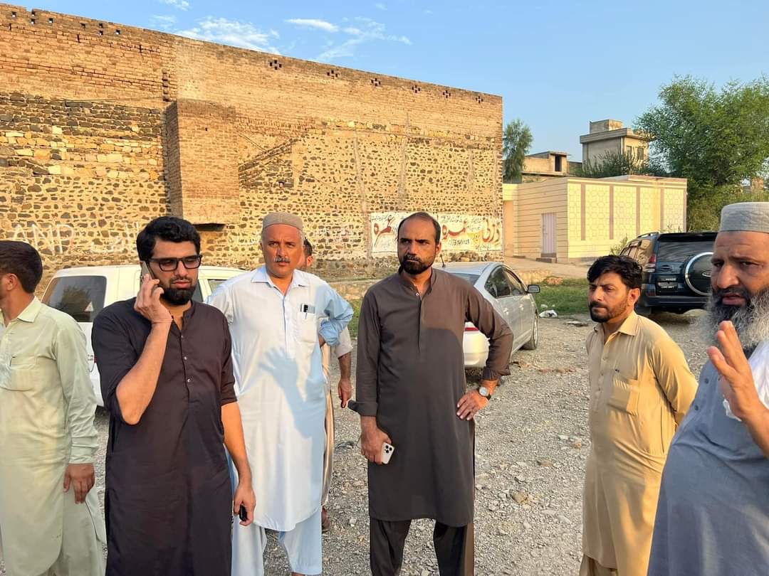 Imranmalik457's tweet photo. اقبالینز سٹوڈنٹس ویلفیئر ٹرسٹ، ویلفیئر سوسائٹی ملوث اور اسلام آباد پرو کی ٹیموں نے کل 29 اگست کو سیلاب سے متاثرہ علاقوں نوشہرہ اور چارسدہ کا دورہ کیا۔ سیلاب سے متاثرہ علاقوں میں نقصانات ہماری سوچ سے کہیں زیادہ ہیں۔ آپ لوگوں سے درخواست ہے کہ جتنا بھی ہو سکے سیلاب زدگان کی مدد کریں https://t.co/txnGEBpno1