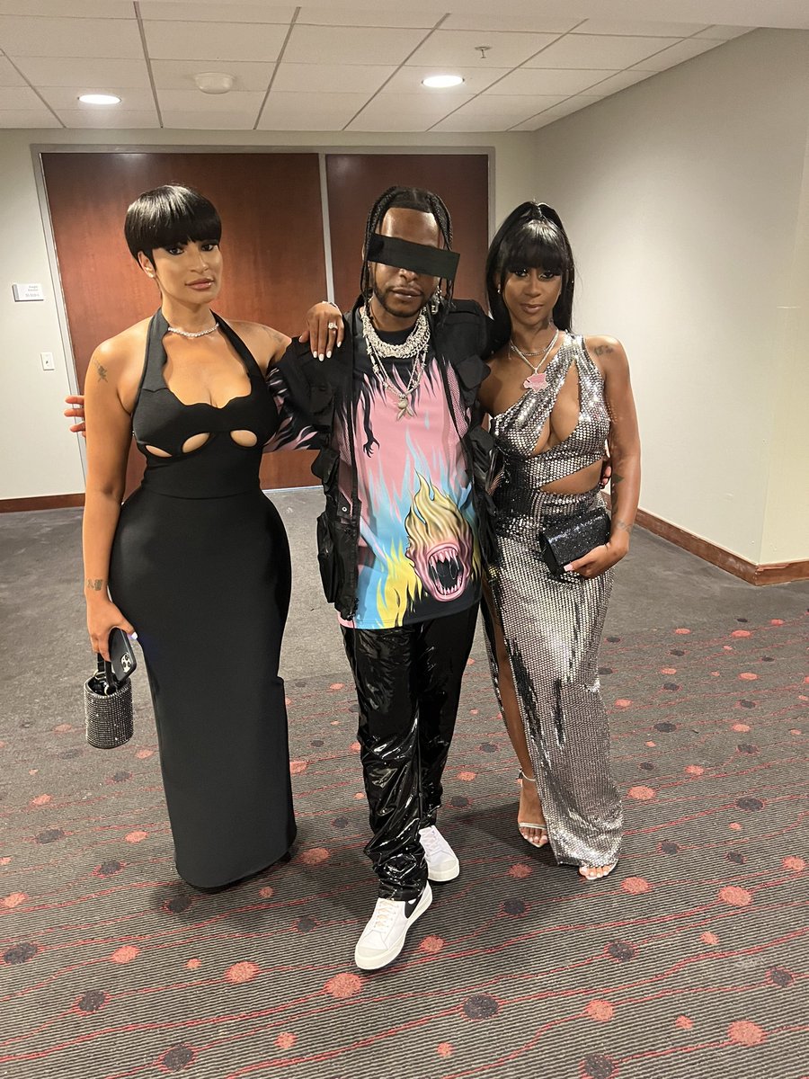 iamplatnume's tweet photo. Feeling like Mase 😎 
Queens in the building 🗽🌊 

🔌  @petals_of_noir x @8th_flr 
📸: @jasmine.noir_ 
Styled by @vivathevisionary 🌊

#lifestyle #vmas #platnume #qgtm https://t.co/kUgkzw89H2