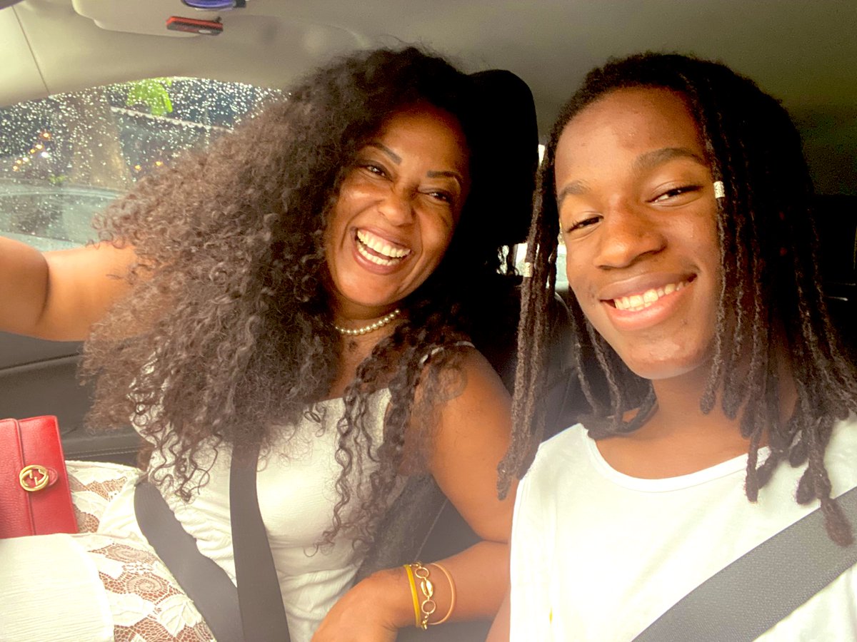 tiamaoficial's tweet photo. Ouvindo nossa música #mandume e sorrindo como forma de manifesto #maeEfilho https://t.co/WGUFzwVDog