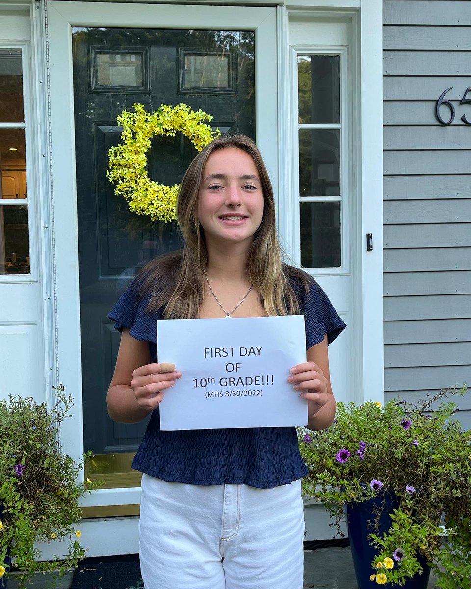 msd8372's tweet photo. And they’re off…Senior, Sophomore and 8th Grade. Have a great year ladies! https://t.co/EqkhRAJd18