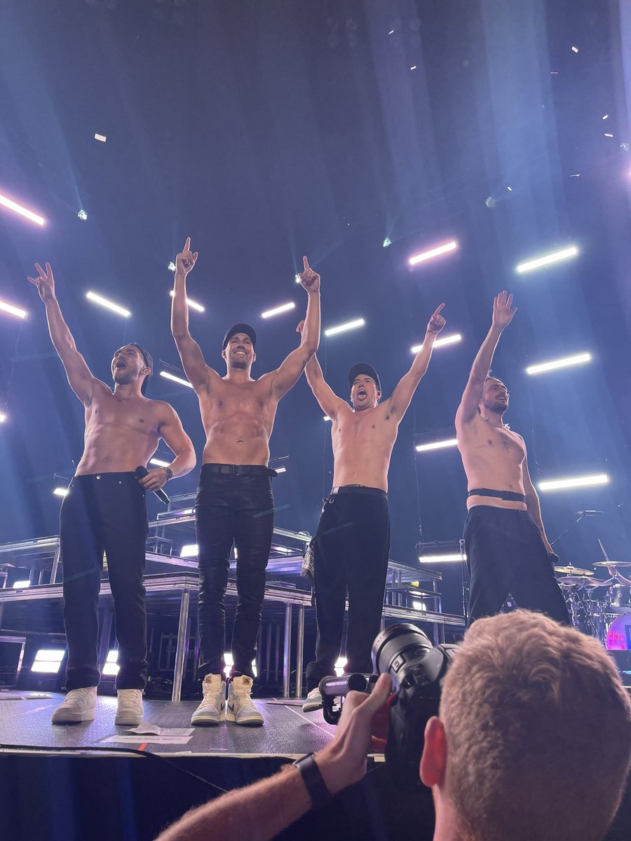 btrsupremaacy's tweet photo. Big Time Rush dió 3 conciertos de poco más de 2 horas en México, con una energía increíble, a parte se encueran en sus shows, que si se lo estoy presumiendo a las fans de los Jonas Brothers? Pero por supuesto que sí https://t.co/DUHvXDUMry