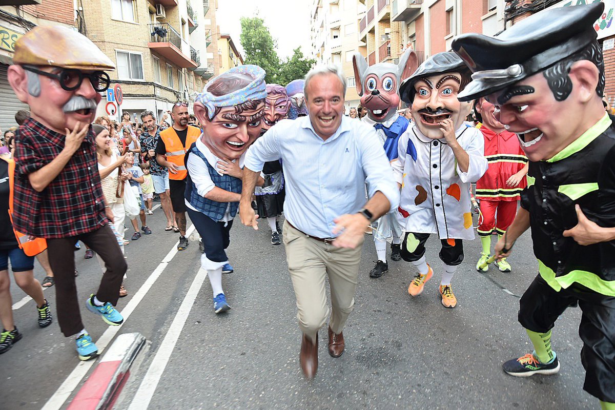 Jorge_Azcon's tweet photo. 🔝👌 Esta tarde lo hemos pasado fenomenal participando, con pequeños y mayores, en los tradicionales cabezudos de las fiestas de San José. https://t.co/ij7ZacnF2L