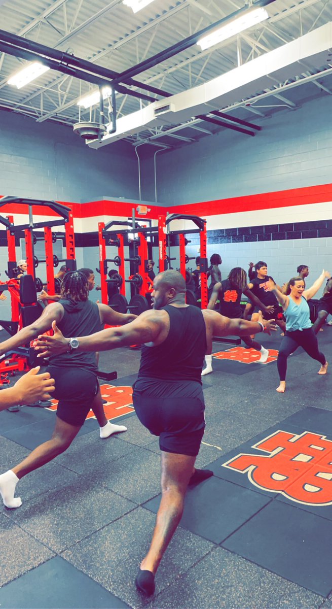 NBbearsFB's tweet image. Thank you to @AHopefulBalance for stopping by and giving our guys a good yoga session. #Bearball #Yoga #GoodStretch #EnergyBus