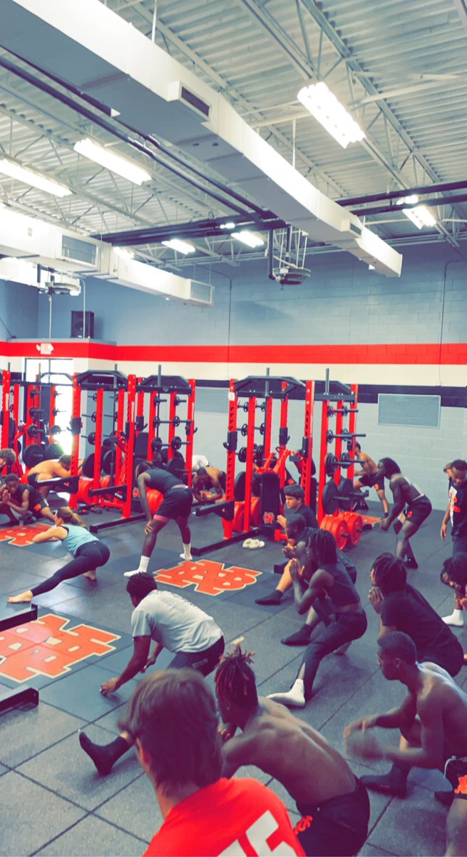 NBbearsFB's tweet image. Thank you to @AHopefulBalance for stopping by and giving our guys a good yoga session. #Bearball #Yoga #GoodStretch #EnergyBus