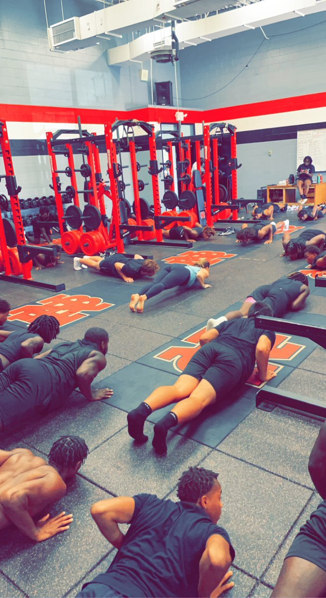 NBbearsFB's tweet image. Thank you to @AHopefulBalance for stopping by and giving our guys a good yoga session. #Bearball #Yoga #GoodStretch #EnergyBus