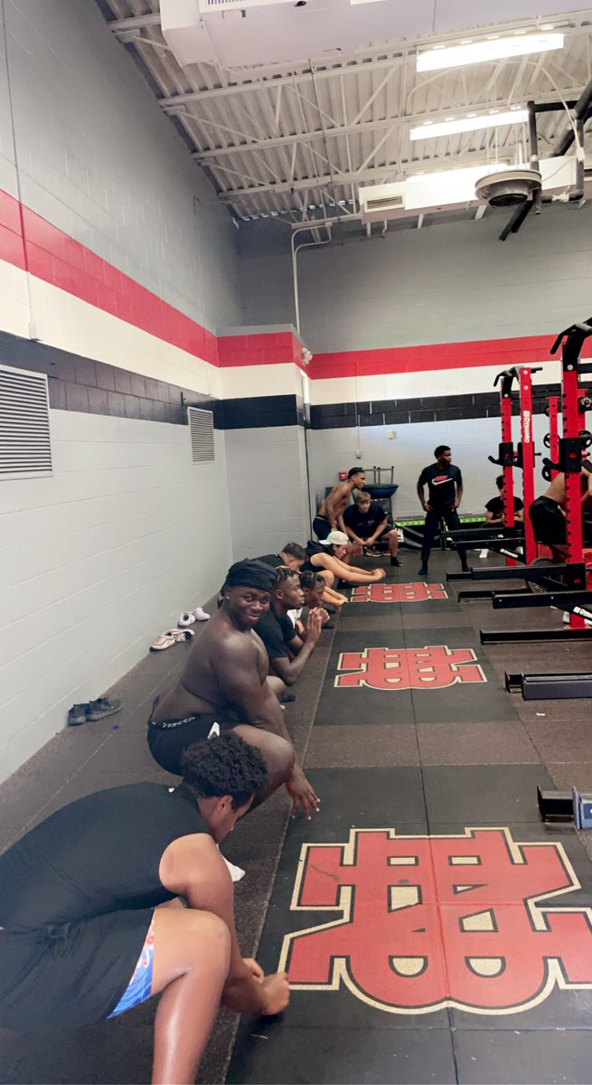 NBbearsFB's tweet image. Thank you to @AHopefulBalance for stopping by and giving our guys a good yoga session. #Bearball #Yoga #GoodStretch #EnergyBus