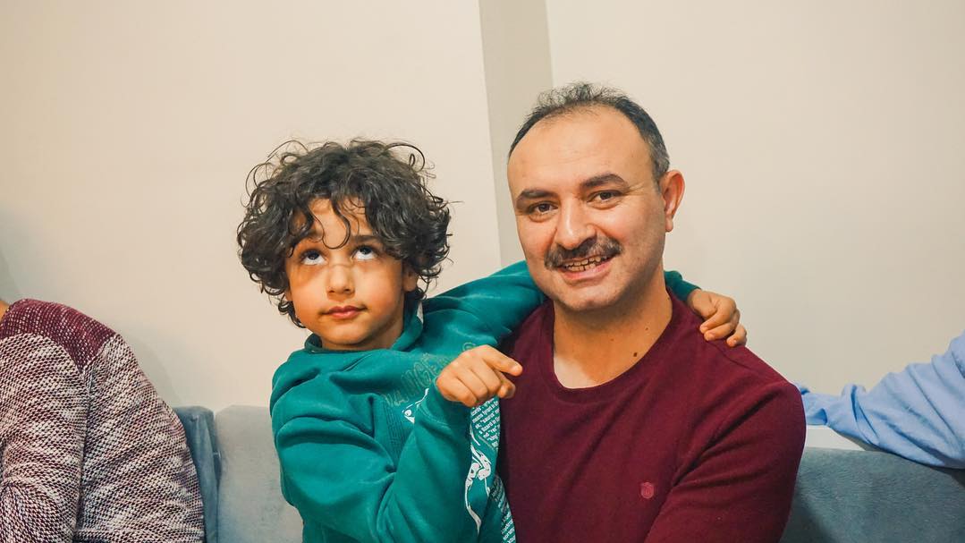 LemAlemResmi's tweet photo. Lem'Alem’mizin Ömer Asaf’ı, her Cuma çayımızdan içiyor, arkadaşlarıyla keyifli vakitler geçiriyor!😉
Yediden yetmişe herkes için Lem'Alem😊 https://t.co/OfAA94xlM9