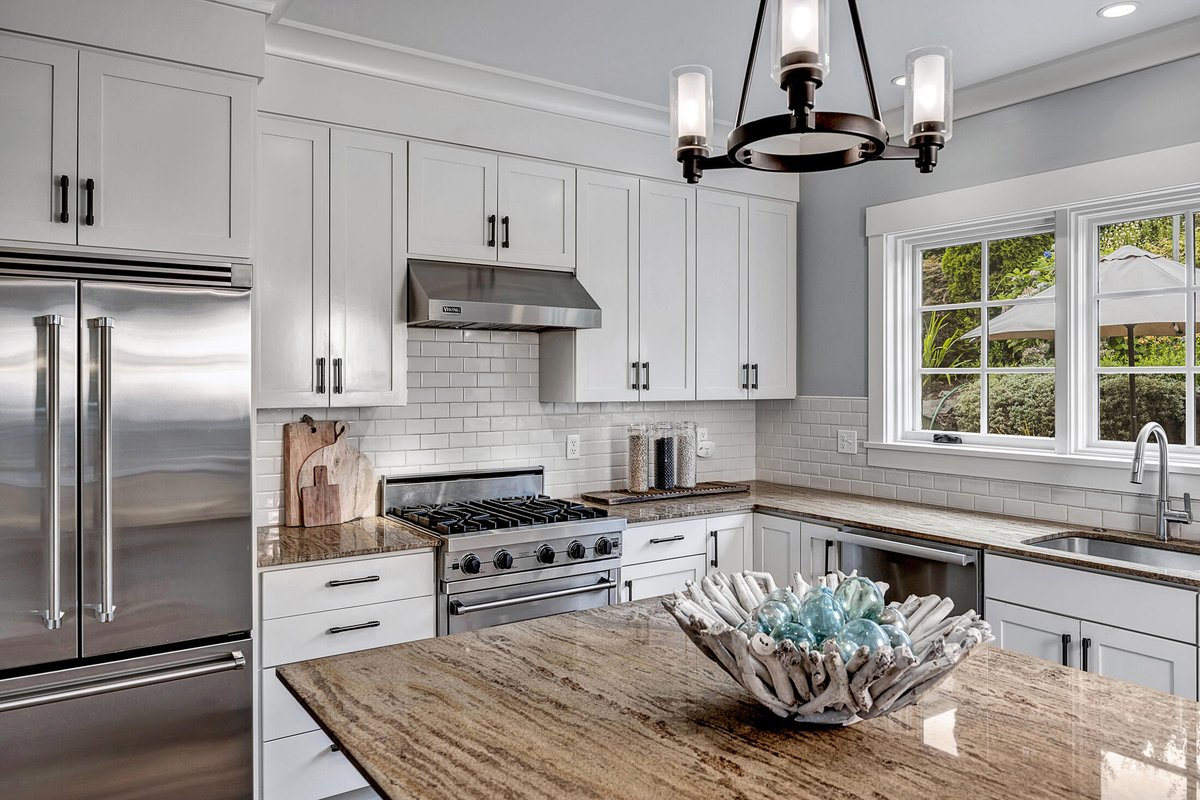 EwingandClark's tweet photo. Kristine Losh &amp; Marie Dennis recently brought on the most adorable #craftsman! 
Check it out!  https://t.co/fGjCbgC0hg
·
·
#seattle #seattlerealestate #seattleluxuryhomes #centraldistrictseattle #lakewashingtonpark #ewingandclark #leschiseattle https://t.co/rwSgYWyw3d
