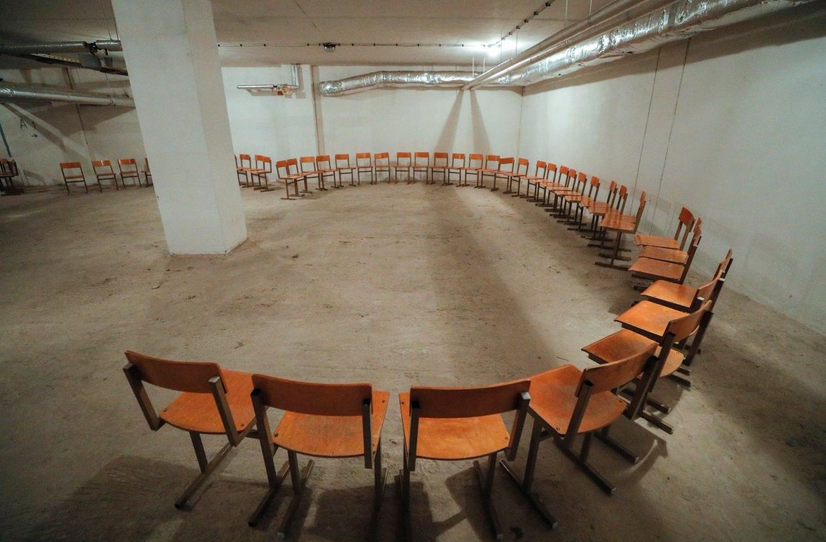 zav_raya's tweet photo. A school class in a bomb shelter, prepared for the students of a school in Kyiv for the new school year. #Ukraine #war #RussianAggression #RussianWarCrimes #RussiaIsATerroristState https://t.co/oxoexP89DB