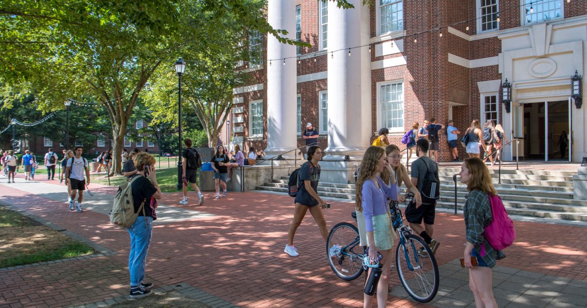 UDalumni's tweet photo. It's that time of year! Classes start today. Do you remember your first day as a student at UD? https://t.co/vRWOhKjPzP