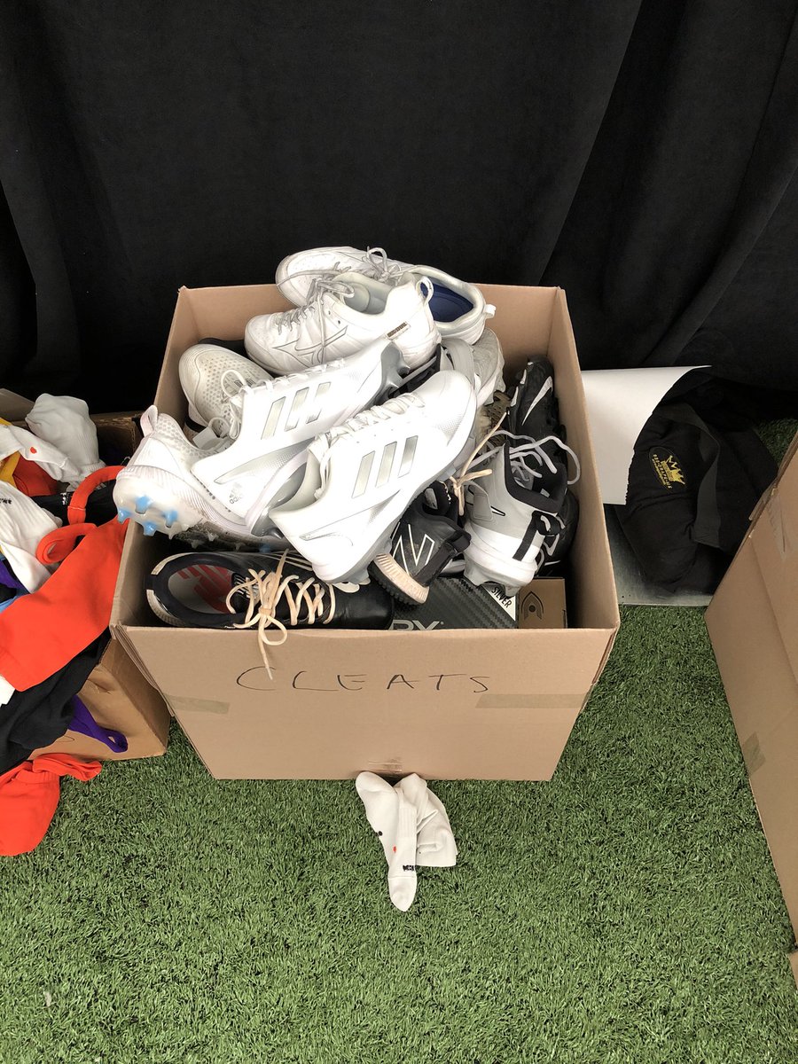 Goods4Greatness's tweet photo. Thank you so much to the @AUProSports softball players for donating some of their gear before leaving Rosemont.
Itโs all being distributed to young players in need across the greater Chicago area. #GiveBackPayForward https://t.co/92vdPAccfs