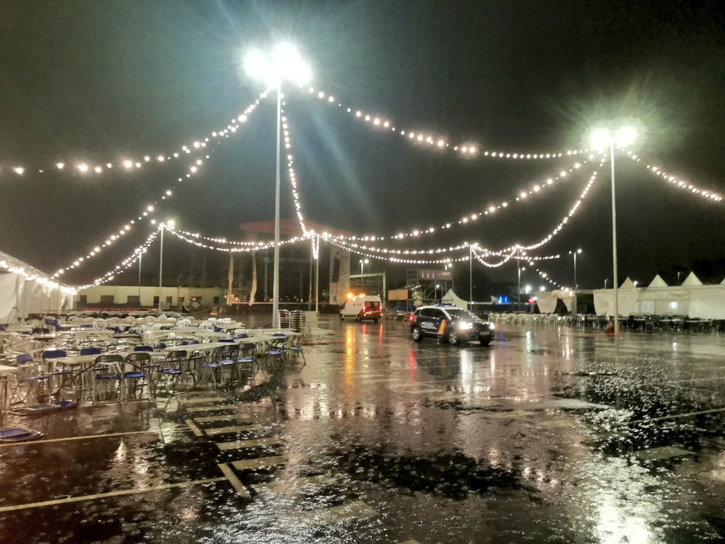 AjMislata's tweet photo. 📣 COMUNICADO OFICIAL

Ante la lluvia intensa sufrida durante la inauguración del recinto ferial, se SUSPENDE la actividad prevista para hoy. Se reanudarán los actos mañana. 
Las medidas de seguridad han funcionado  correctamente y se ha desalojado el Recinto sin incidencias. https://t.co/IbRJ4W3gOb