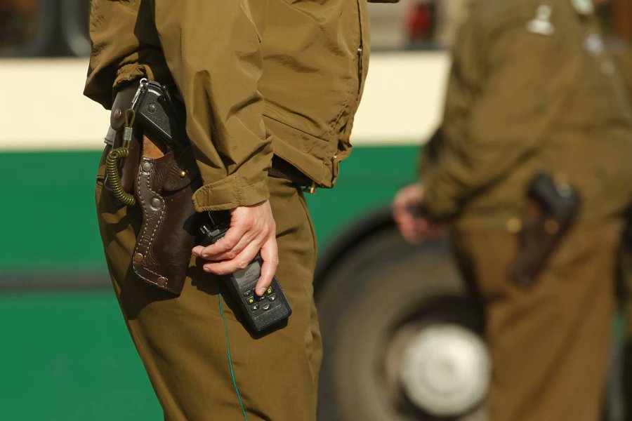 Carabineros "extravían" 5 pistolas Taurus y 75 cartuchos de munición en comisaría COP a metros de La Moneda. Los hechos ocurrieron ayer a eso de las 20:30 horas, cuando personal de COP debía retirar una “caja táctica” que contenía las armas: ninguna de ellas apareció.