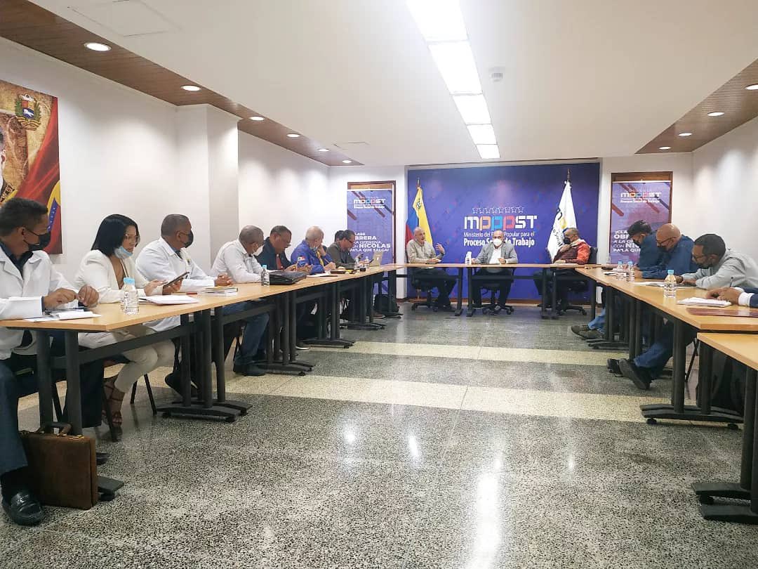 FranklinRondo20's tweet photo. Desde la Mesa Téc. Nac. de Trabajo, la CBST-CCP en reunión con el Min. del Trabajo, Min. de Planificación y el Tesorero de la República en franco desarrollo de estrategias laborales que beneficia a la CLASE OBRERA  @NicolasMaduro @Nahumjfernandez @luismarcanos @EstatalesCLATE https://t.co/chiGjaSQUP
