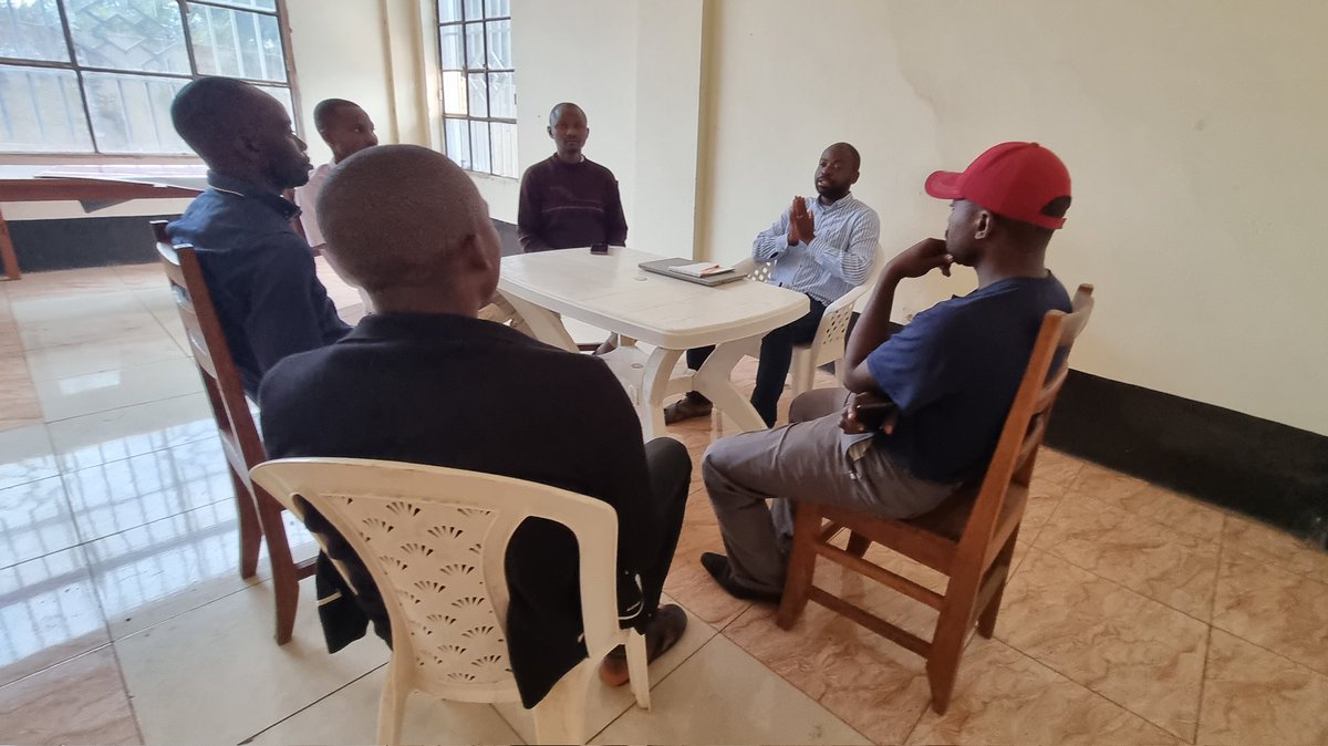 KatumbweYves's tweet photo. J'ai eu l'honneur d'échanger avec  une poignée de jeunes très engagées de Kongolo. Cette rencontre consistait à réfléchir sur les actions sociales à mener sur le territoire de Kongolo / Tanganyika au travers de @REPOS26240294 . https://t.co/EMw6qeHEnJ