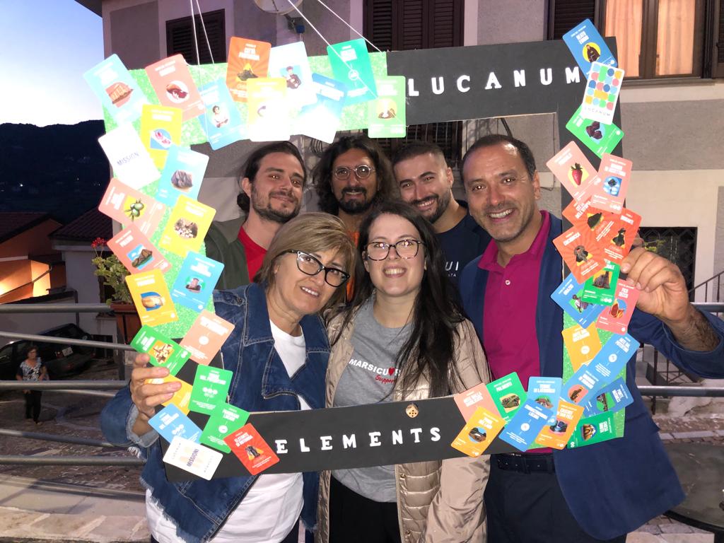 unplibasilicata's tweet photo. Un pomeriggio a #MarsicoNuovo da incorniciare grazie agli #amici della #ProLoco #Marsico alla community #Marsicuore all' #Albergo Diffuso Bar Le Tre Colline e alla società iInformatica che ha presentato la nuova versione #Lucanum Elements il #gioco di #carte della #Basilicata 😍 https://t.co/hs46kagsAT