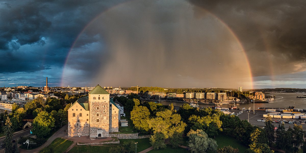 MikaKurkilahti's tweet photo. Turun linnalla kuvaamassa. Sade yllätti auringonlaskun aikaan. Nice.
#turku #turunlinna #visitturku #sunset #turkucastle #dronephotography #droneshots #rain #rainbow #cityscape #ylesää https://t.co/9PVB018sjf