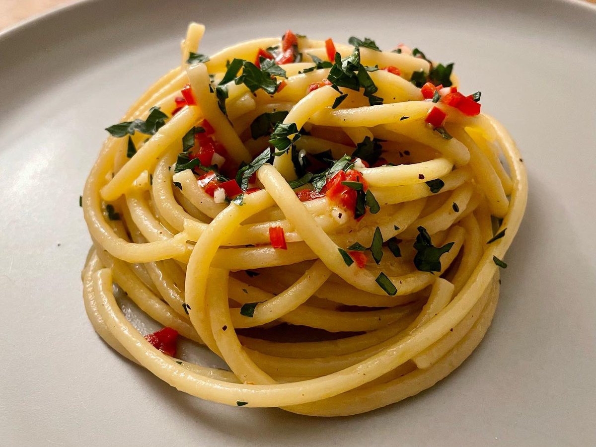 NeophyteCook's tweet photo. Bucatini aglio e olio https://t.co/3F2wFoJMZa