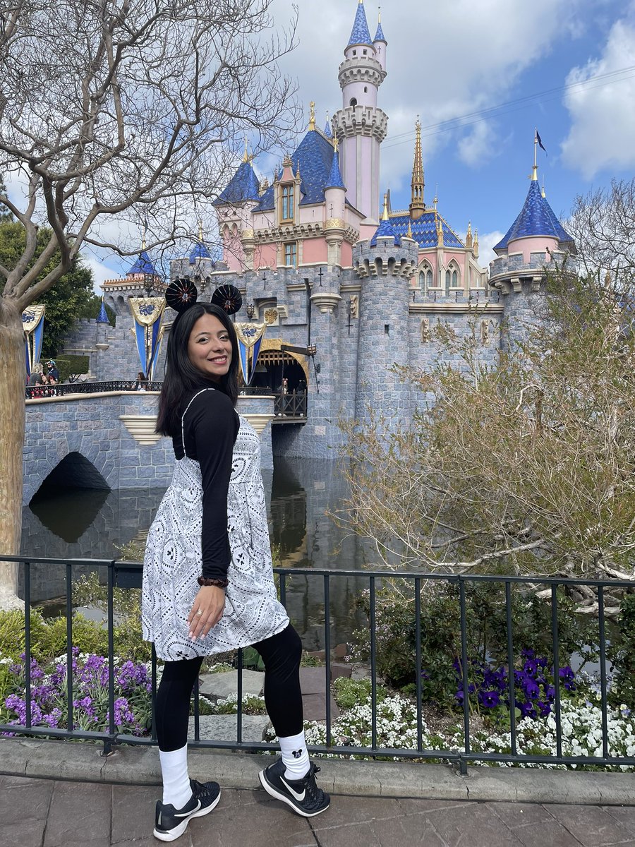 StephsPassport's tweet photo. I will never forget my first time visiting @Disneyland I had such a blast &amp; ready to visit again! #DisneyAdult #Disneyland https://t.co/6Rov3Y3voU