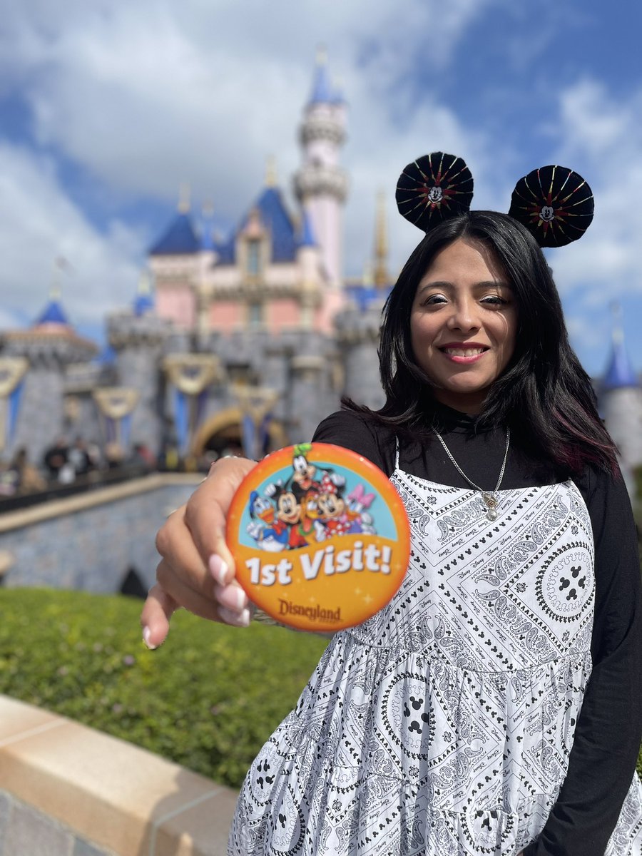 StephsPassport's tweet photo. I will never forget my first time visiting @Disneyland I had such a blast &amp; ready to visit again! #DisneyAdult #Disneyland https://t.co/6Rov3Y3voU