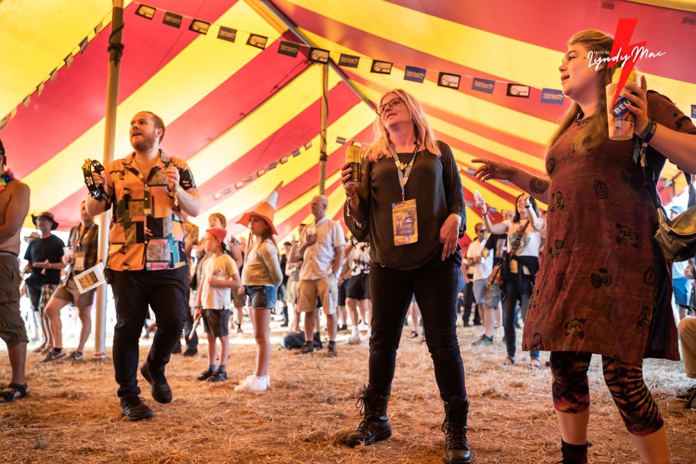 LyndaMcKennaPh1's tweet photo. 🎪Tambourines and Stressballs 🎪

@THEIA_uk showing just how to engage with festival goers @WatchetLIVEfest 

Great Set Again!

#theiauk #THEIA #watchetfestival #somersetfestival #lyndymacphotos #watchet #festival #livemusicphoto #livemusicphotographer #tog #altrock #newsingle https://t.co/ti26njIh8R