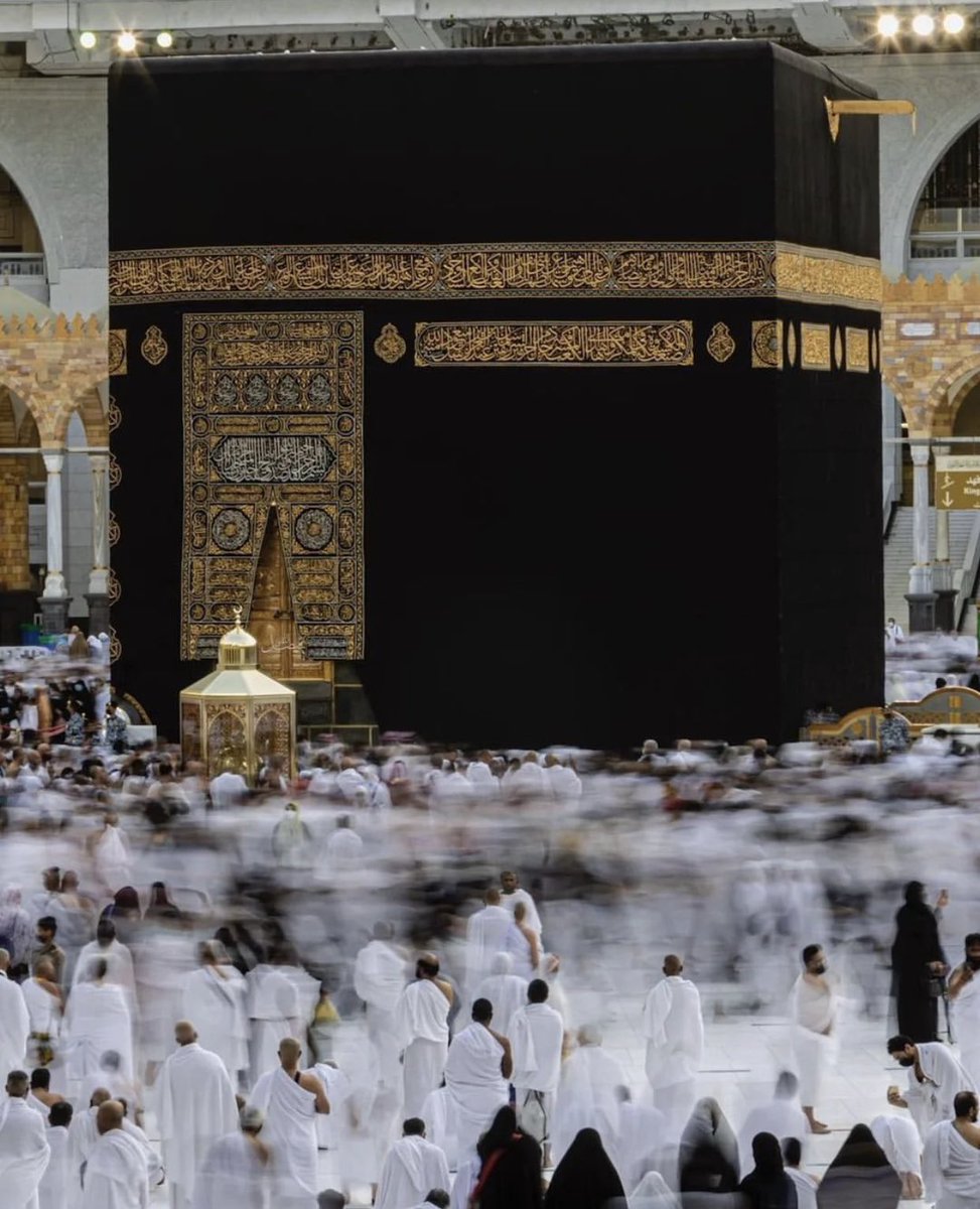 Çevremde şu ara pek çok yakınım, umreye gidiyor Allah’ın izniyle.
Sağ olsunlar gitmeden,önceki tecrübelerimizi ve tavsiyelerimizi soruyorlar. Onlar adına çok sevinmekle beraber geride kalmak beni bir miktar üzüyor.
Evet cidden gitmeyen bir, giden bin yanıyormuş..🥲