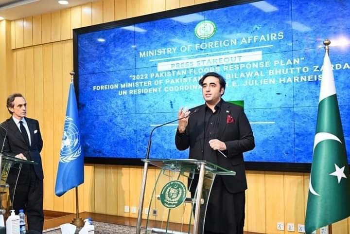 DanishSadia's tweet photo. ایسے ہوتے ہیں لیڈر جب وہ آواز دیں تو ساری دنیا متوجہ ہو آج چیئرمین بلاول بھٹو زرداری نے ثابت کیا کہ وہ اس ملک کے کامیاب ترین لیڈر اور وزیر خارجہ ہیں۔ جن کی ایک آواز پر سیلاب زد��ان کے لئے 1 کھرب 30 ارب کی امداد ملی۔ 
میرا لیڈر میرا غرور @BBhuttoZardari 
#FloodsInPakistan https://t.co/ePmplzBlYm