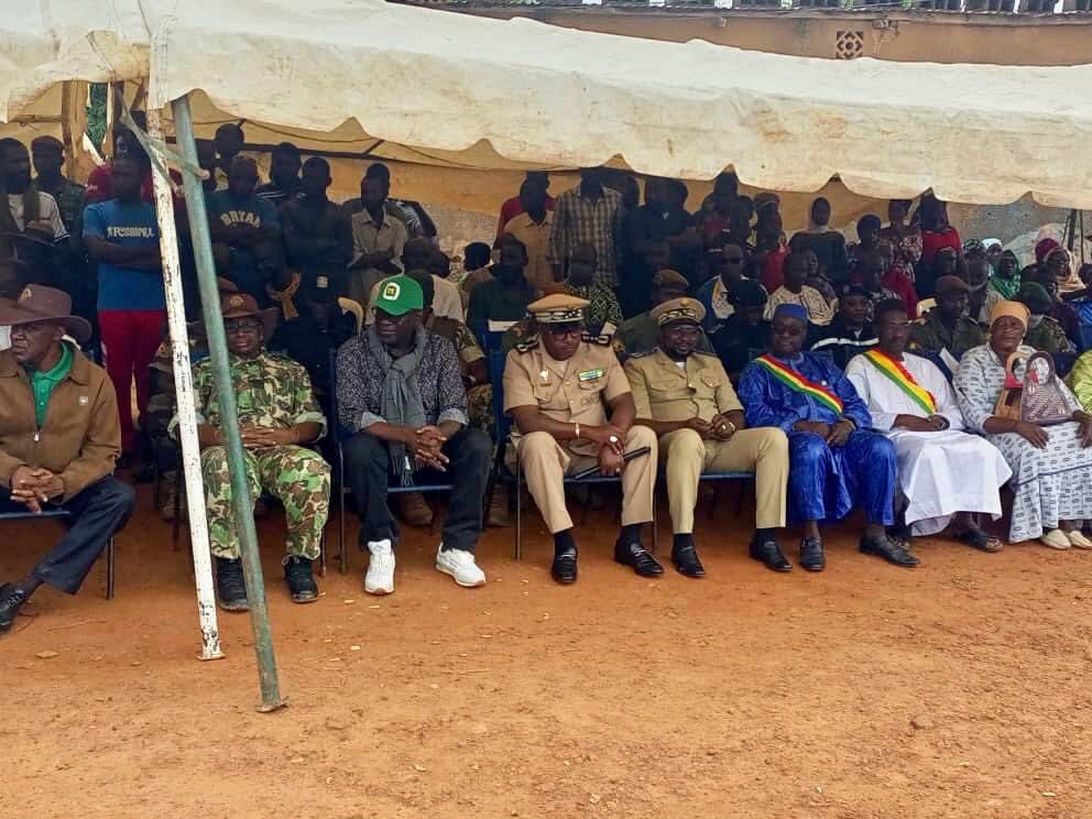 ONG_Amedd's tweet photo. Dans le cadre de la journée du reboisement,le Ministre de l'environnement d l'Assainissement et du Développement Durable a effectué une visite au bureau d #ONG_AMEDD à #Koutiala.Pour l’occasion AMEDD a offert plus d 5000 plants aux autorités en charge d la flore pour un Mali vert https://t.co/VrixBwxrgX