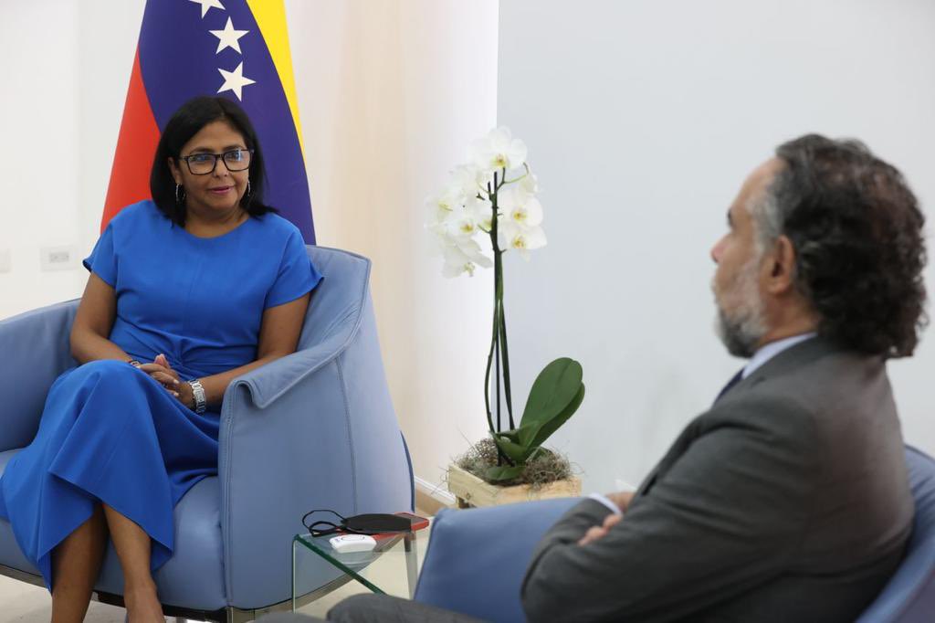 Dimos la bienvenida al Embajador de la República de Colombia en Venezuela <a href="/AABenedetti/">Armando Benedetti</a>. Venimos de una historia hermana y nuestras naciones inician una nueva etapa para edificar relaciones diplomáticas de cooperación robusta y duradera para beneficio de ambos pueblos.