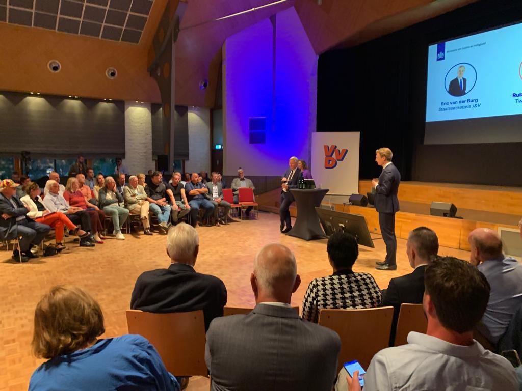EricWetzels's tweet photo. De discussie moet weer terugkomen in de partij. Deze moet eerder gevoerd worden. We moeten onze mensen in Den Haag scherp houden over wat er speelt in de VVD.

Daarom ben ik vanavond in Driebergen om te luisteren naar én praten met onze leden over hun zorgen over het asielbeleid. https://t.co/mWIfKM4bos