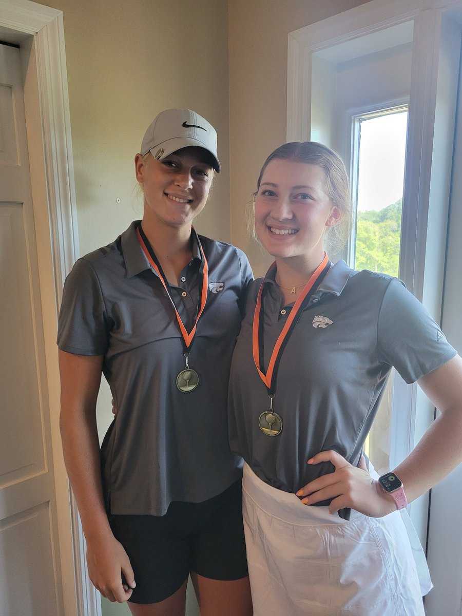schoellhorn83's tweet photo. Congratulations to Senior Ali Pate and Junior Emma Parker on their tip ten finish today at the Webster Cup! Great job girls! #Committed @EHSActivityDir @thomandan https://t.co/FMnJqUB864