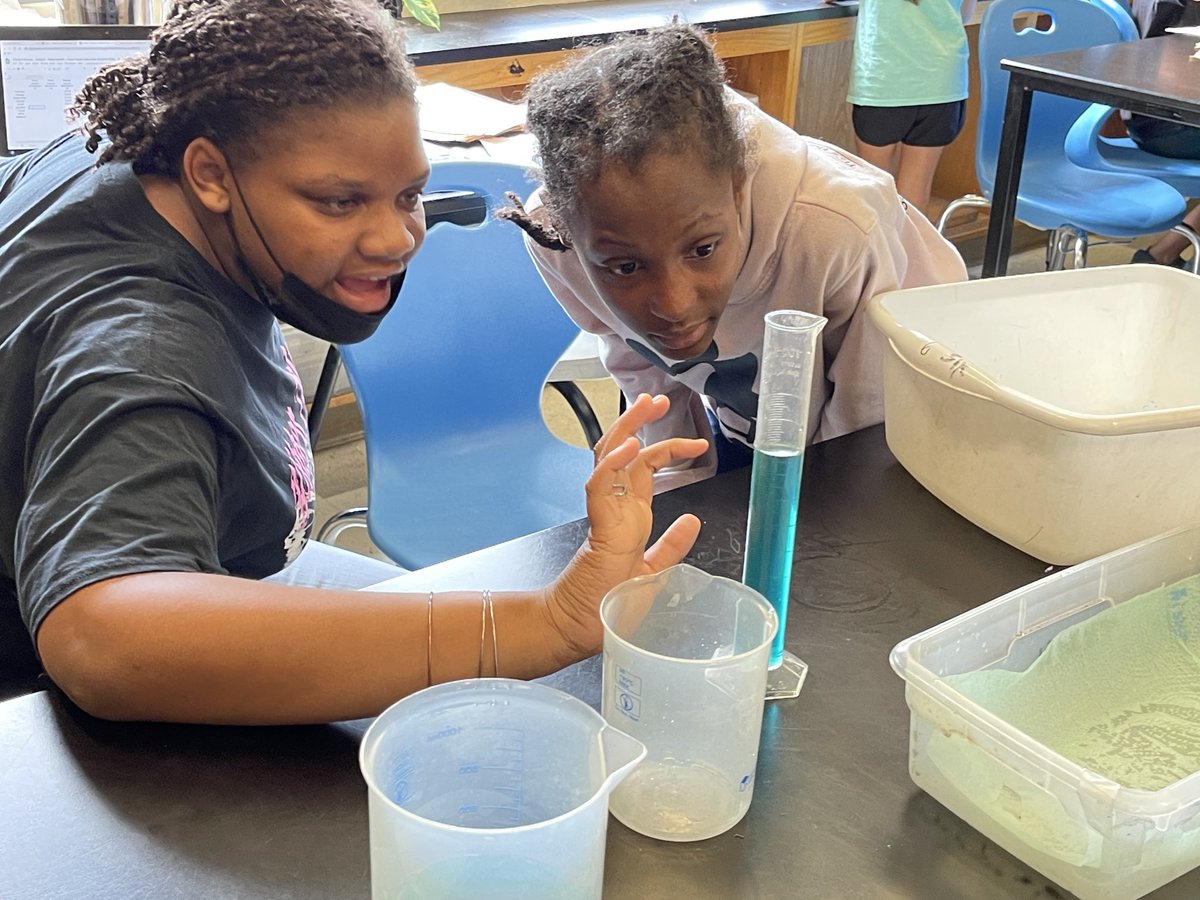 earls_connie's tweet photo. My students did an awesome job today experimenting to find out how much water 9 different paper towels absorb.👏 They are becoming pros at using the scientific method to solve problems! https://t.co/lXx2tTprWF