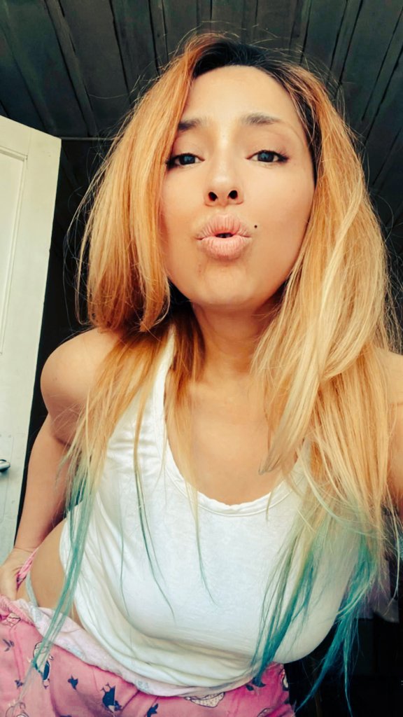 Hiç kimse bir zamanlar 
Sevdiğiniz kişiden daha 
Yabancı hale gelemez ..