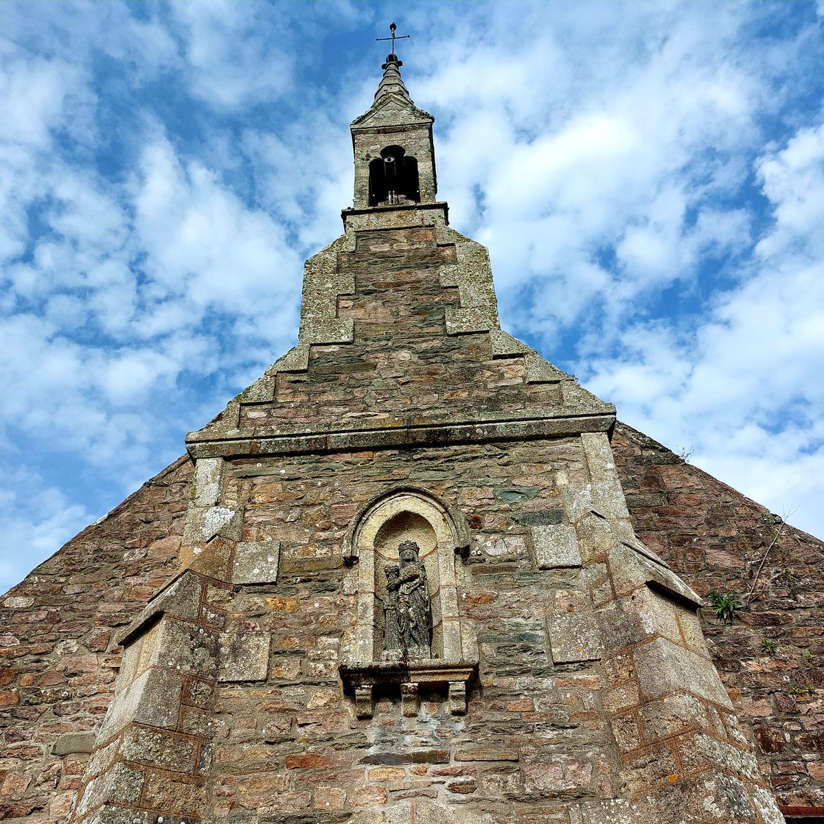CloChapuis's tweet photo. Et voilà!
La chapelle Sainte-Barbe recommence à se prendre pour un vaisseau naviguant dans une mer mousseuse  d'hortensias, le mât dans les nuages.
A sa proue, un très ancien enfeu.

#Kerity #Paimpol 
#Bretagne https://t.co/gjbX9AbB2w