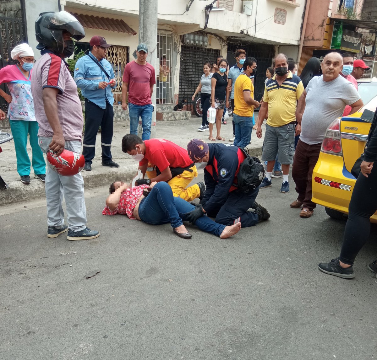 cbomberosbhyo's tweet photo. 📍#Babahoyo
📌Una persona de 60 años, resultó afectada por un accidente de tránsito en Clemente Baquerizo y calle O.
🚑Rescatistas del #CBMB, acudieron de forma inmediata y trasladaron a la ciudadana hasta el Hospital Martín Icaza en condiciones estables.
👨🚒💯✅ https://t.co/sPR7N21zZZ