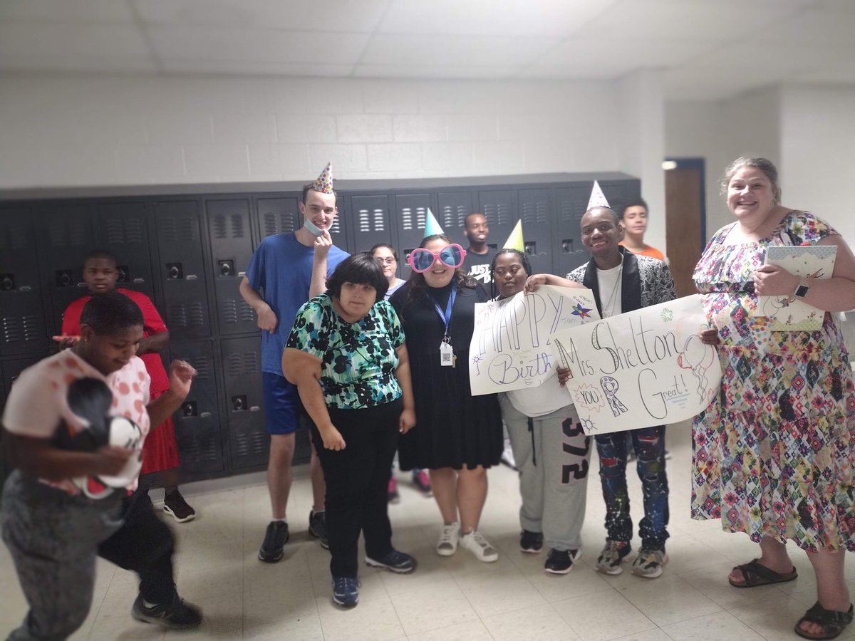 RebecTrivette's tweet photo. Everybody is somebody at Fayette Ware.  Happy Birthday Ms Shelton!  Room 231 loves and appreciates you.  @Quin_Tate @katawoods51 @FCPSchoolsTN @fayettewarehigh https://t.co/QbzTxxk1ko